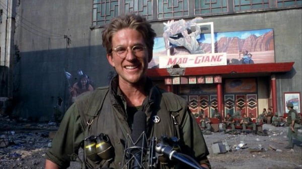 Sergeant Joker (Matthew Modine) reports from the Vietnam War frontlines capturing the dark humor and irony of the conflict